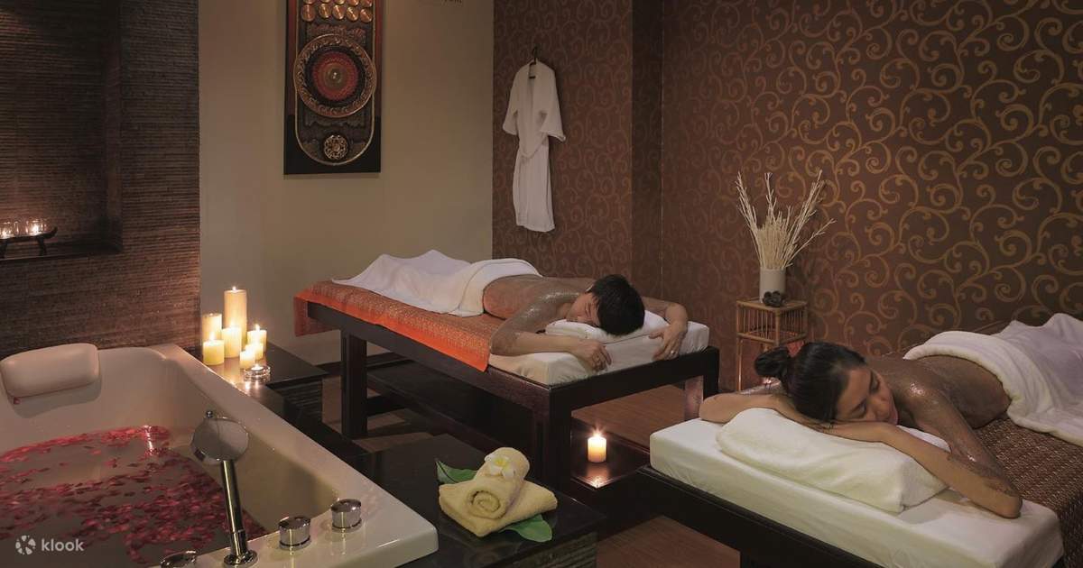 Bir oila hammomda yuvinadi va jinsiy aloqa qiladi.